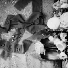 Pierścionki, kolczyki, bukiet i buty – detale, które warto uwiecznić na imprezy, na które wynajmujemy fotografa.