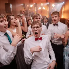 Młodzi ludzie bawią się na studniówce. Zastanawiasz się, ile za fotografa na studniówkę?