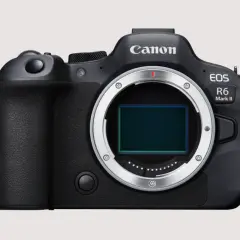 Czarny aparat Canon EOS R6 Mark II z widocznym sensorem.