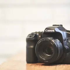 Canon EOS 40D z obiektywem 50mm f/1.8. Idealna lustrzanka na początek przygody z fotografią.