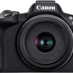 Czarny aparat Canon EOS z obiektywem RF-S 18-45mm. Idealny aparat do 5000 zł dla początkujących fotografów.