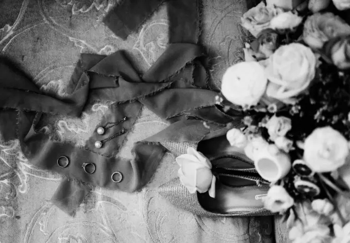 Pierścionki, kolczyki, bukiet i buty – detale, które warto uwiecznić na imprezy, na które wynajmujemy fotografa.