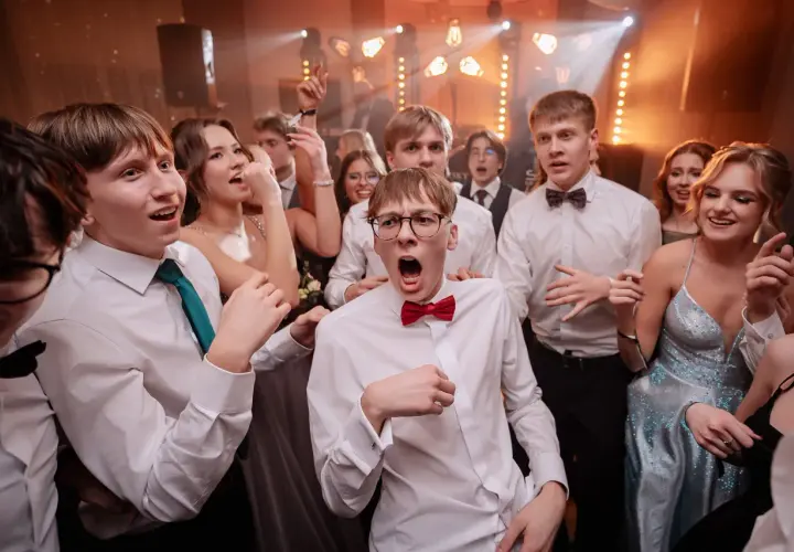 Młodzi ludzie bawią się na studniówce. Zastanawiasz się, ile za fotografa na studniówkę?
