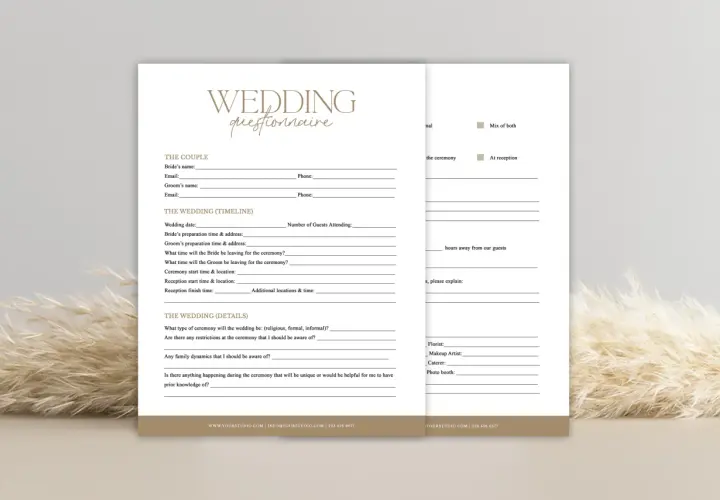 Formularz "Wedding Questionnaire" z polami do wypełnienia dotyczącymi ślubu, z ozdobnym tłem z trawy pampasowej.