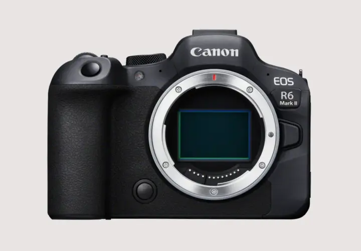 Czarny aparat Canon EOS R6 Mark II z widocznym sensorem.