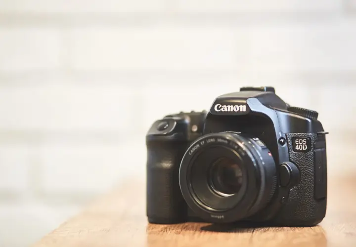 Canon EOS 40D z obiektywem 50mm f/1.8. Idealna lustrzanka na początek przygody z fotografią.