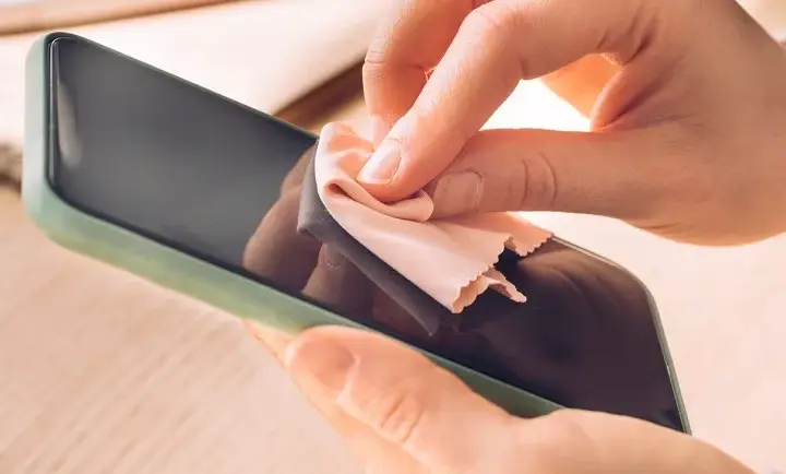 Jak wyczyścić obiektyw telefonu? Szybki poradnik krok po kroku