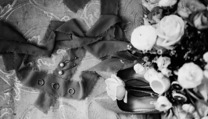 Pierścionki, kolczyki, bukiet i buty – detale, które warto uwiecznić na imprezy, na które wynajmujemy fotografa.