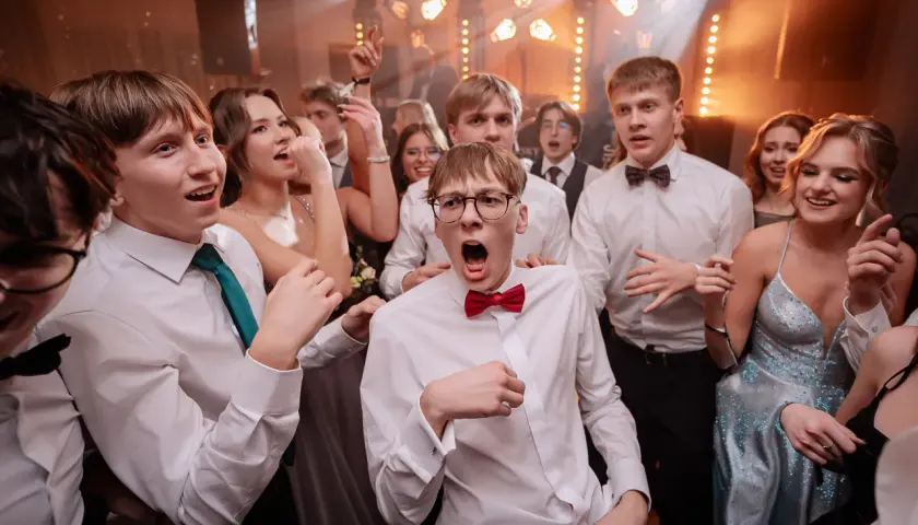 Młodzi ludzie bawią się na studniówce. Zastanawiasz się, ile za fotografa na studniówkę?