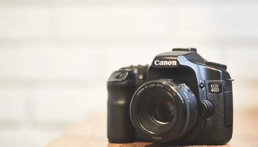 Canon EOS 40D z obiektywem 50mm f/1.8. Idealna lustrzanka na początek przygody z fotografią.