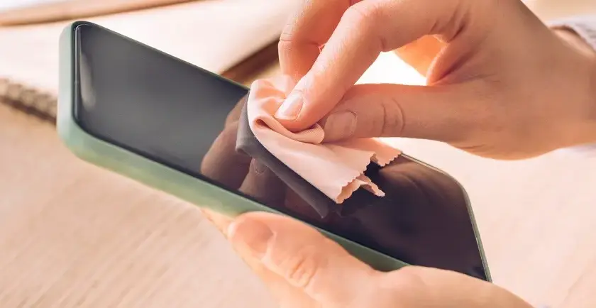 Jak wyczyścić obiektyw telefonu? Szybki poradnik krok po kroku