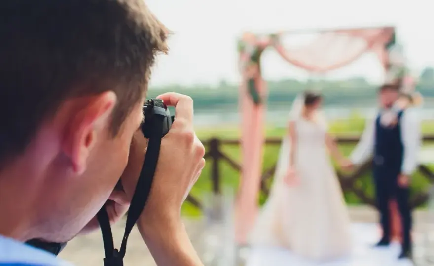 Jak znaleźć fotografa na ślub? Poradnik krok po kroku