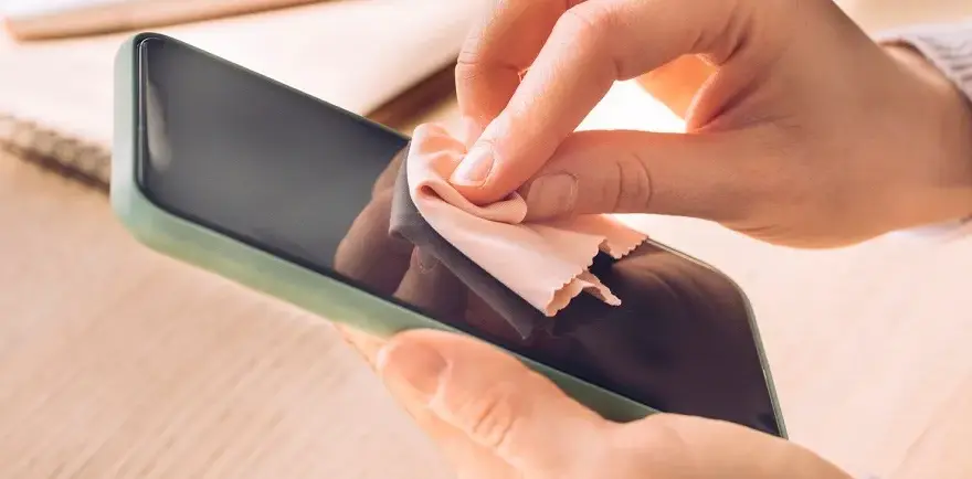 Jak wyczyścić obiektyw telefonu? Szybki poradnik krok po kroku