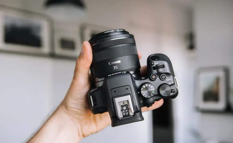 Canon czy Sony? Wybierz idealny aparat bezlusterkowy dla siebie
