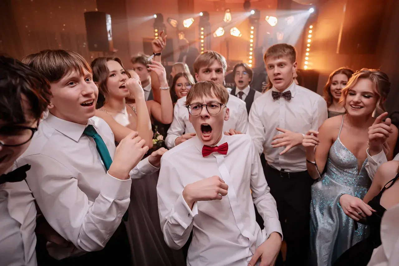 Młodzi ludzie bawią się na studniówce. Zastanawiasz się, ile za fotografa na studniówkę?