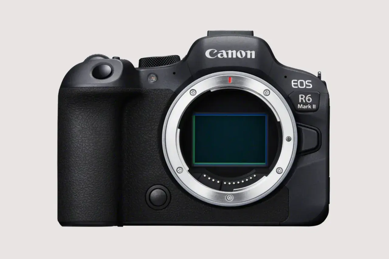 Czarny aparat Canon EOS R6 Mark II z widocznym sensorem.