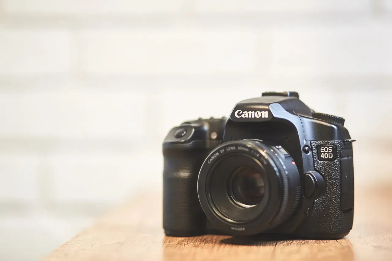 Canon EOS 40D z obiektywem 50mm f/1.8. Idealna lustrzanka na początek przygody z fotografią.