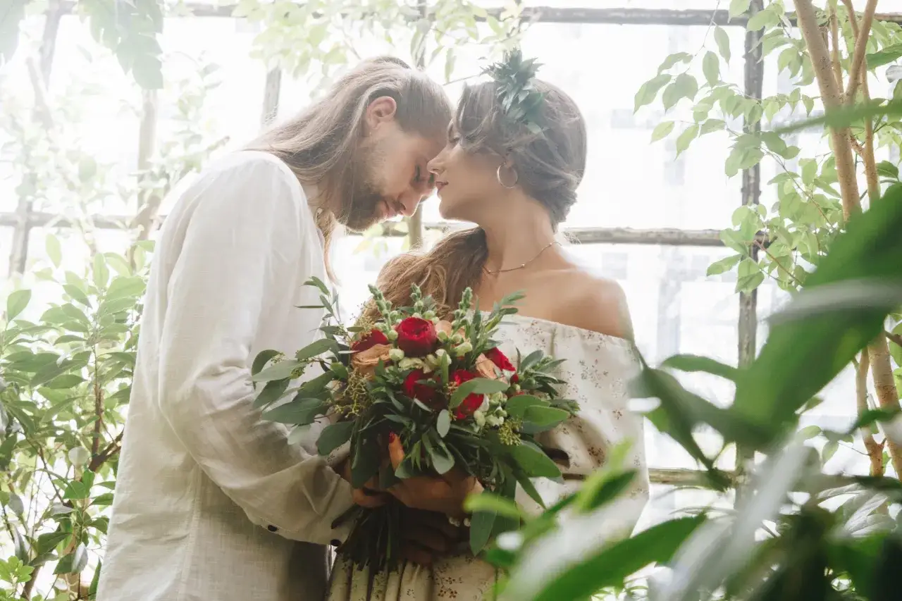 para młoda z fotografem, różne style fotografii ślubnej