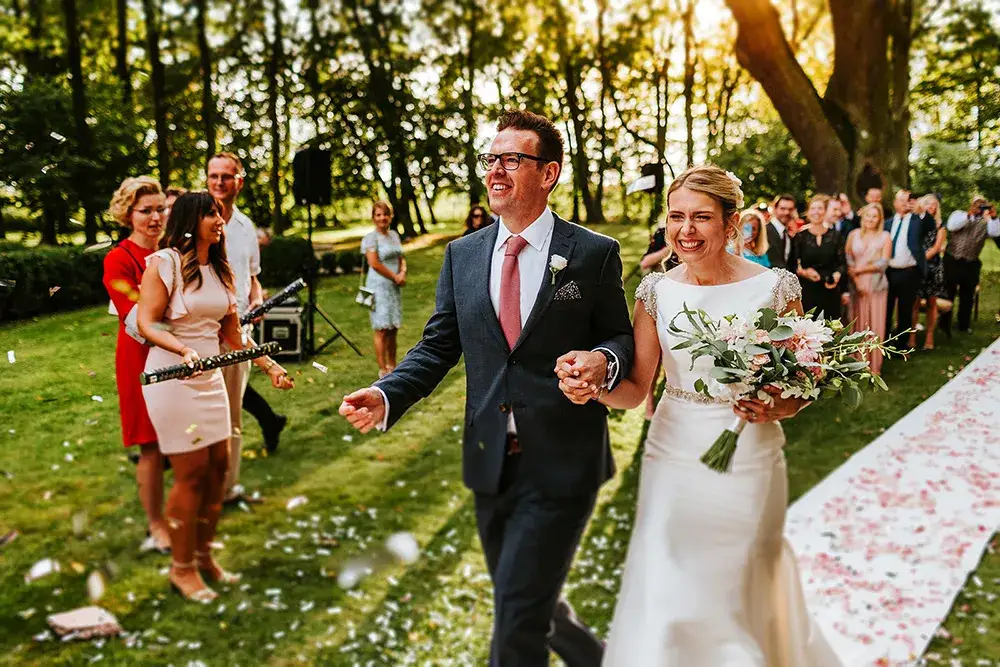 para młoda z fotografem na ślubie