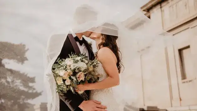 Para młoda rozmawiająca z fotografem, oglądająca portfolio