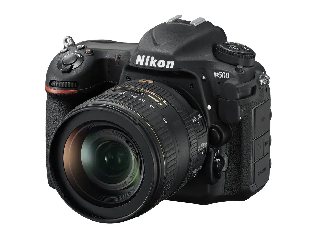 Nikon D500 z obiektywem. Idealna lustrzanka na początek przygody z fotografią.