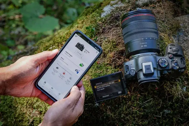 Aparat Canon z telefonem połączony Wi-Fi