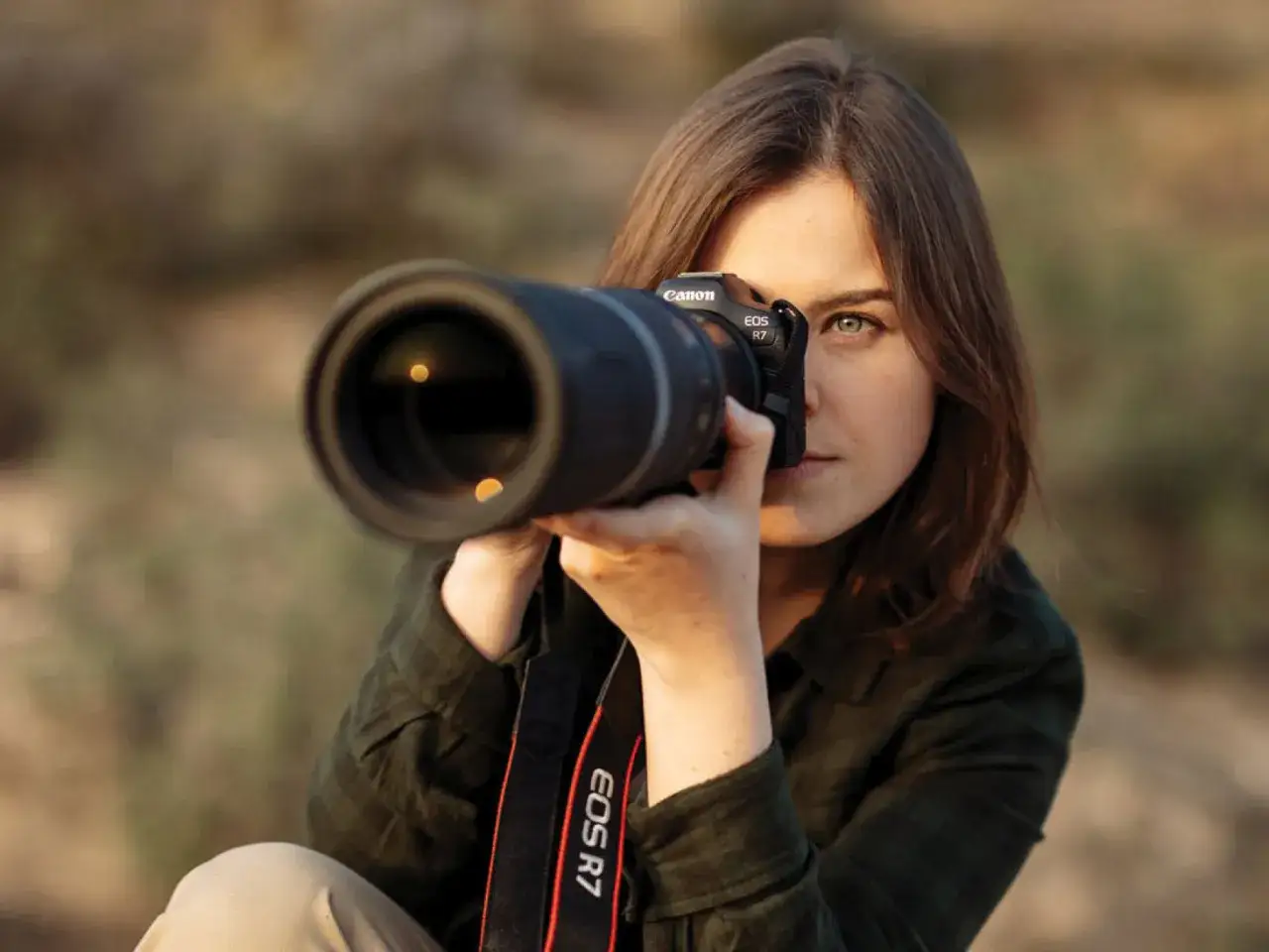 Fotograf amator z aparatem