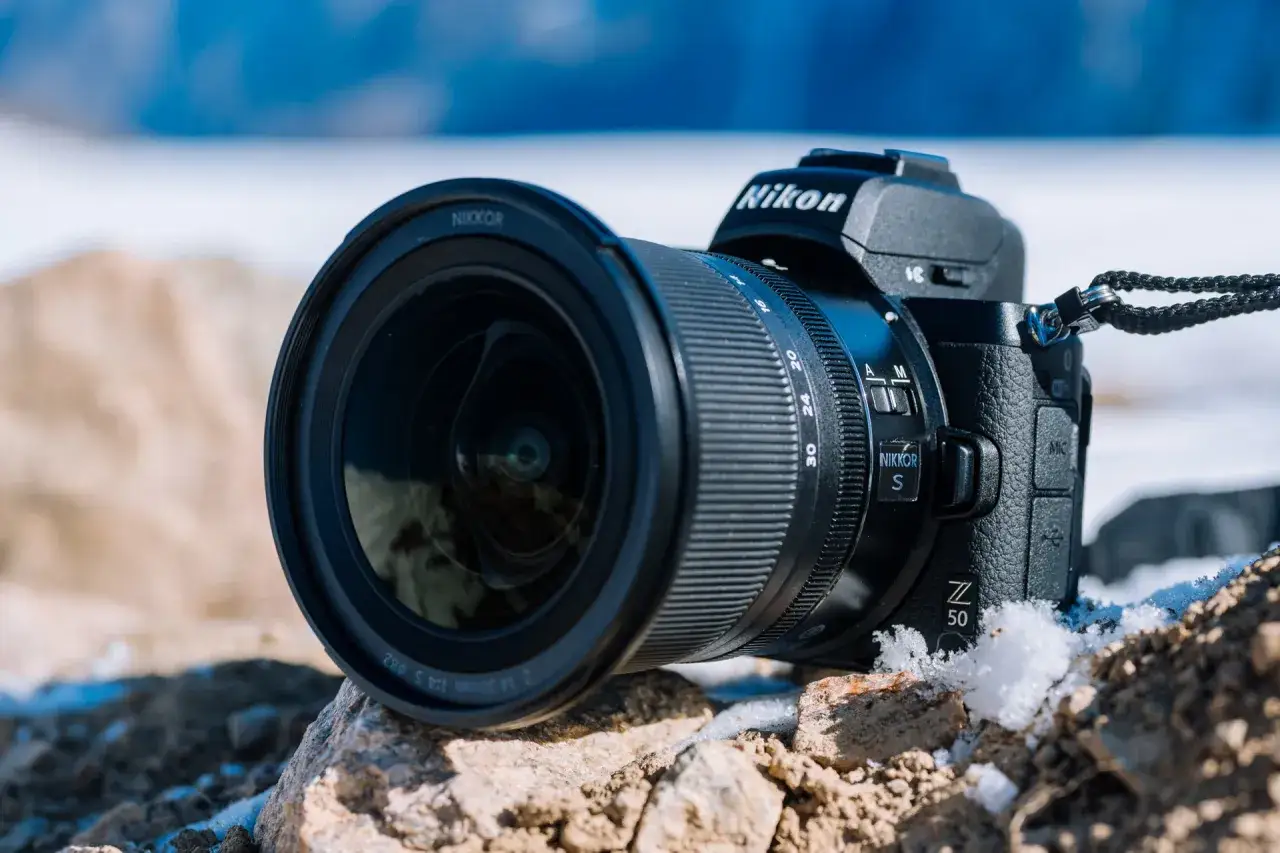Nikon Z 50 z obiektywem Nikkor S, idealny do tworzenia najlepszych zdjęć. Aparat fotograficzny lustrzanka ranking.