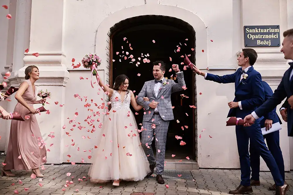 para przeglądająca portfolio fotografa ślubnego