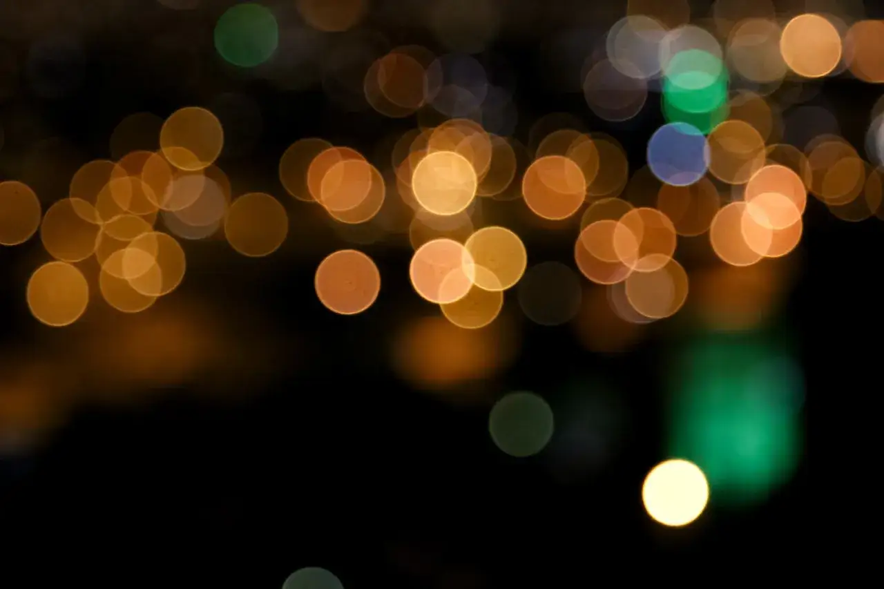 Rozmyte światła miasta tworzą efekt bokeh, idealny do nauki, jak rozmyć tło w Photoshopie.